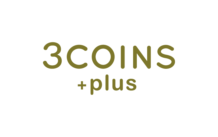 ロゴ：3COINS+plus