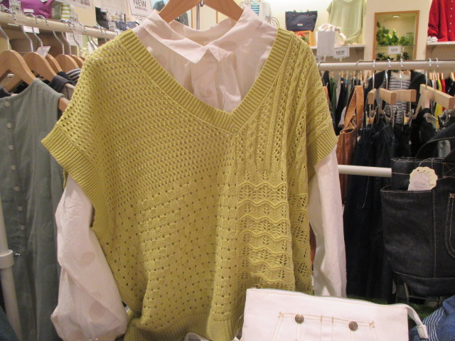 新作ニットベスト