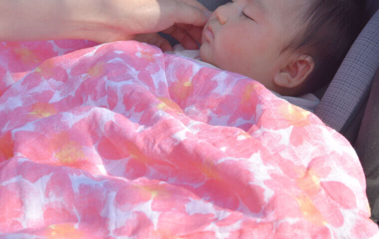 赤ちゃんを優しく包み込む